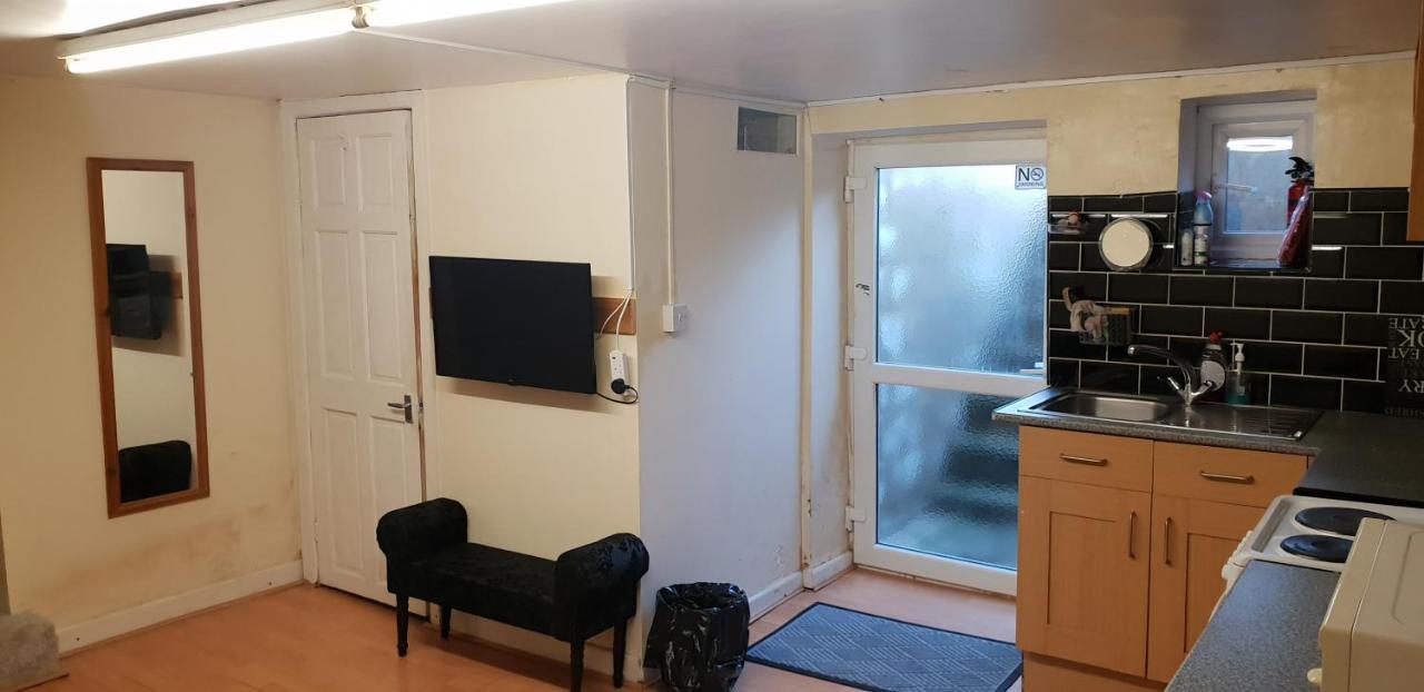 Apartmán Private Basement Studio Flat With Modern Features Huddersfield Exteriér fotografie